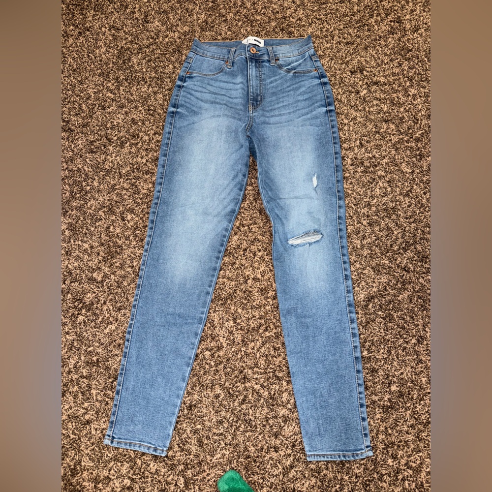 FN LIGHT WASH SKINNY JEANS